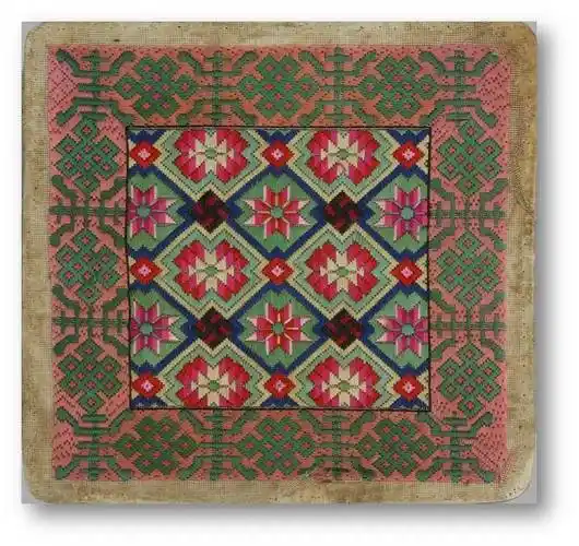 绣心是相连的菱形花纹纹样,周边以一组寿字与盘长组合的二方连续图案