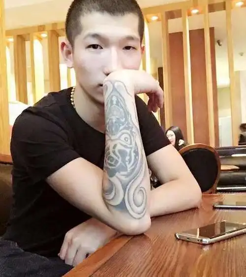 每天寻滋挑事根本目无王法得罪了黑势力是很正常的狗磊的快手账号