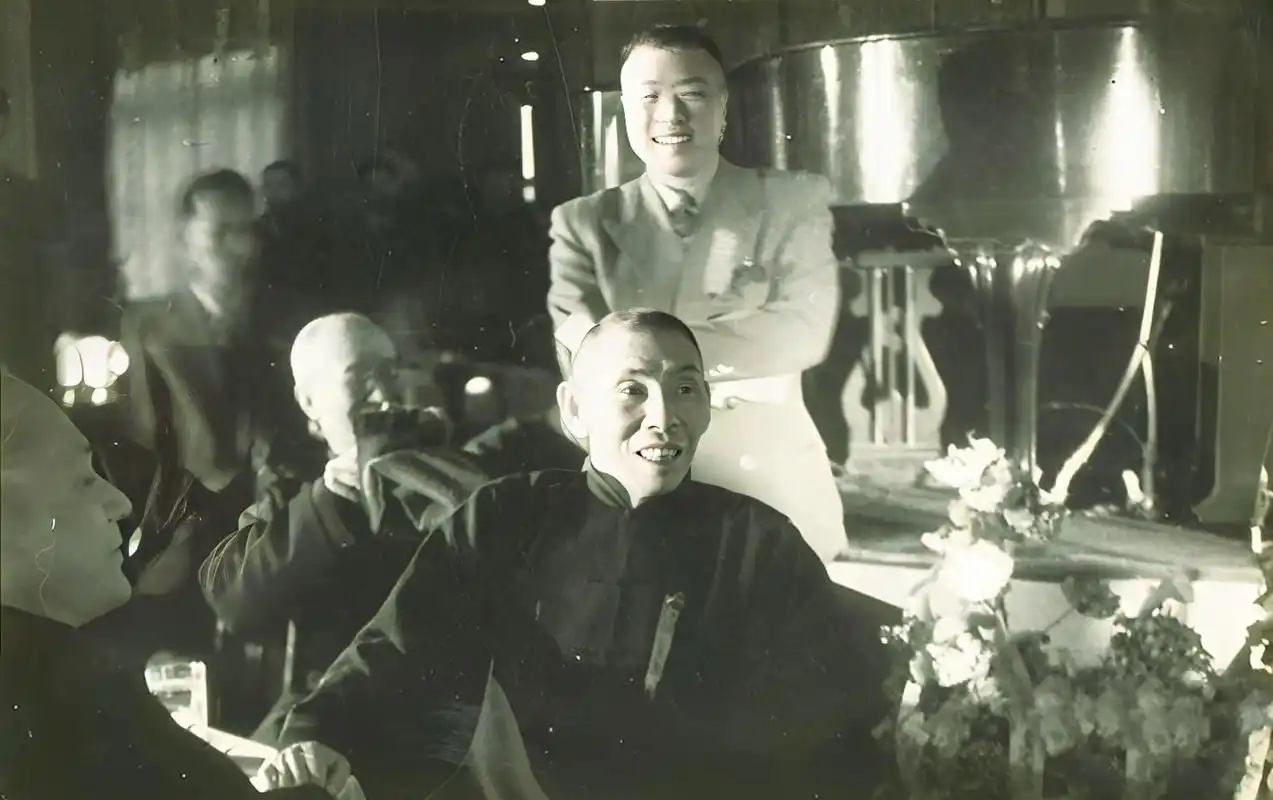 青帮头目杜月笙老照片:在上海参加会议,面带笑容!