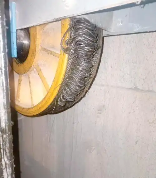 如何应对电梯钢丝绳断股的安全隐患