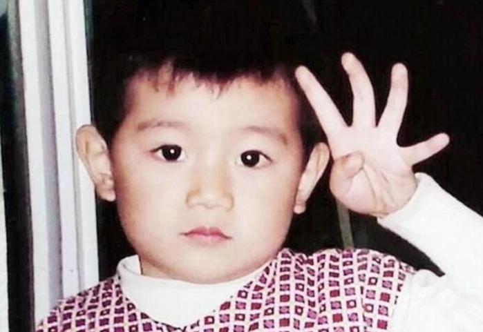 第1位:王源的童年照,童年的他长得虽然也很可爱,但是现在"逆袭成功"了