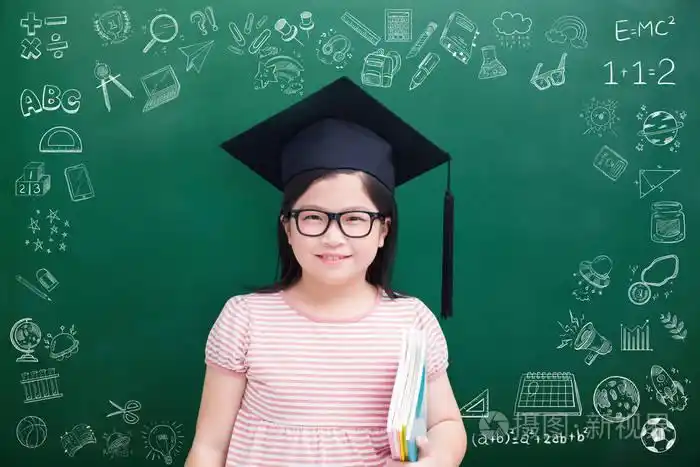 可爱的女孩与书戴绿色黑板上的学士帽