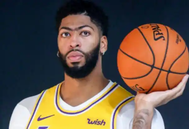 湖人的新一哥,浓眉哥球场情场双得意,与妻子相恋一年就有女儿