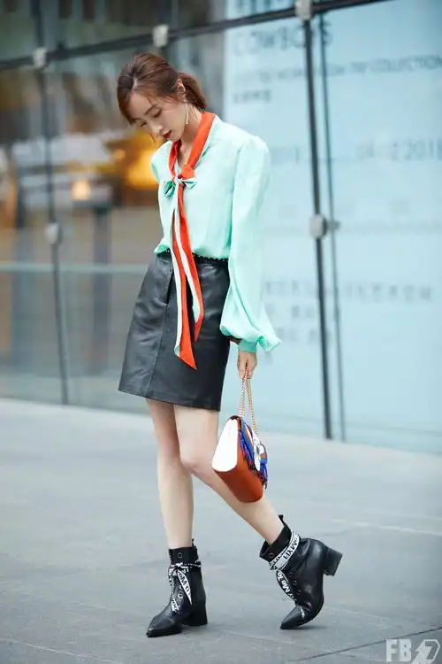 近日,演员@胡冰卿 曝光一组最新街拍,三组蓝绿色系穿搭给炎热的夏日