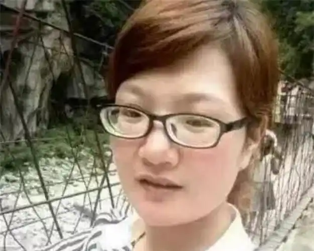 2017年,6岁男童被虐待成植物人,继母被判16年,5年后男童去世