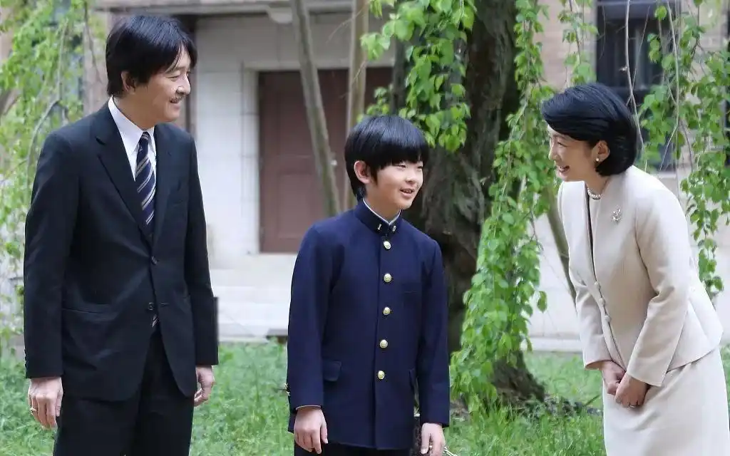 当地时间8月17日,文仁亲王和妻子纪子妃带着儿子悠仁亲王抵达不丹