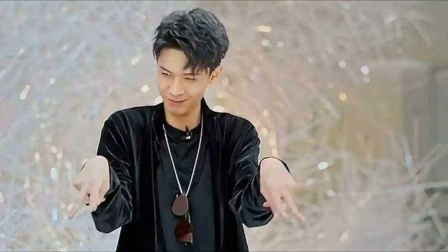 lisa风靡全网的螃蟹舞秦霄贤融入蹦迪跳一下就引起轰动