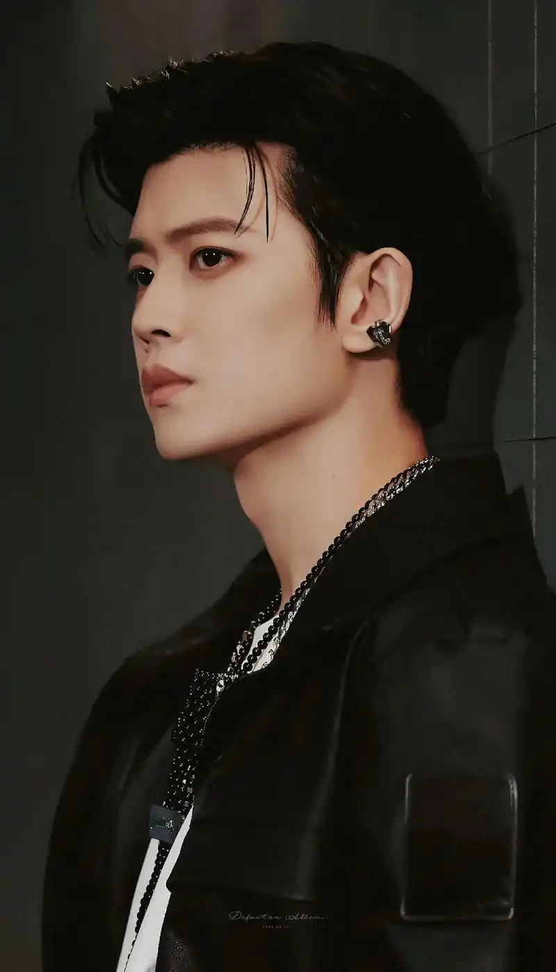 任嘉伦新专辑发布   还差3w张就满33w啦!每个耀饭再去 - 抖音