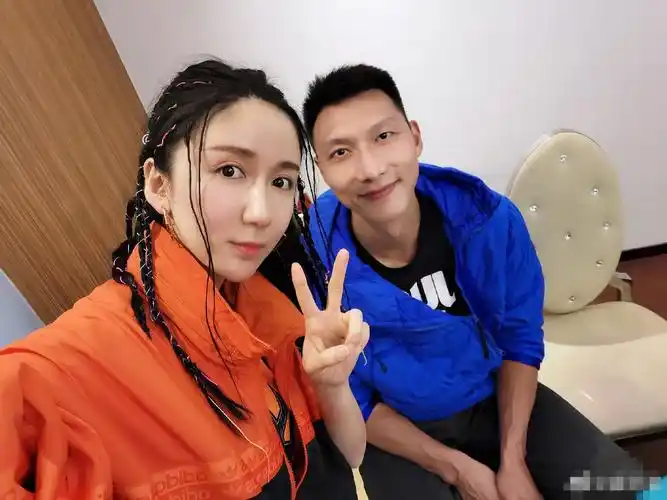 在个人社交平台上晒出了与易建联的合照,易建联作为一名篮球运动员
