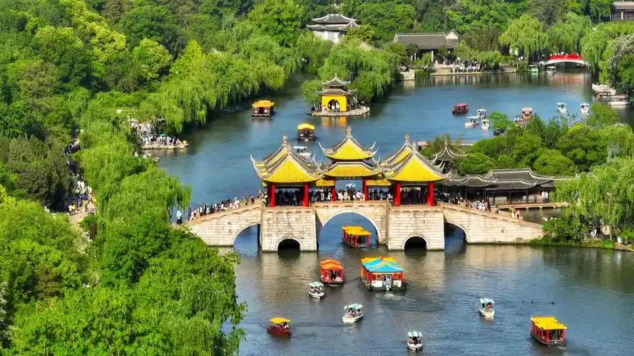图集| 百舸争流 假期游客泛舟湖上尽享湖上园林美景_扬州网