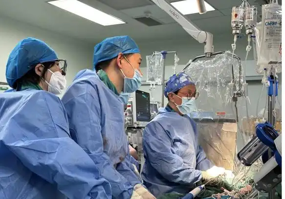 香港阿姨心口难开港大深圳医院微创手术帮解忧虑