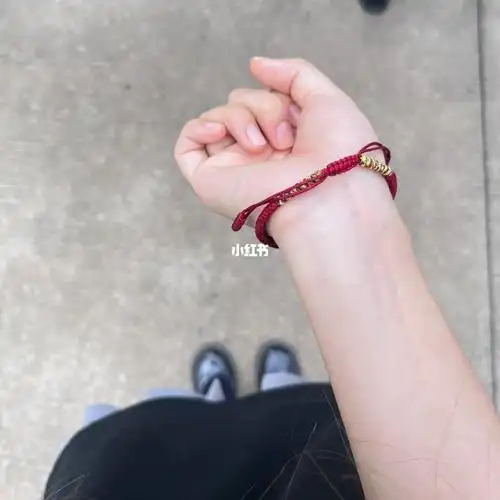 为什么好多女生手上都有红绳啊