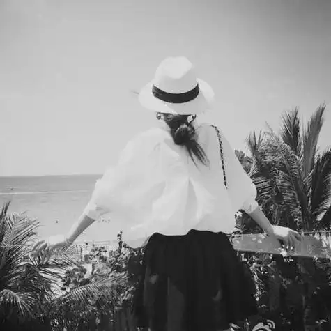 黑白配女生头像文艺范背影黑白