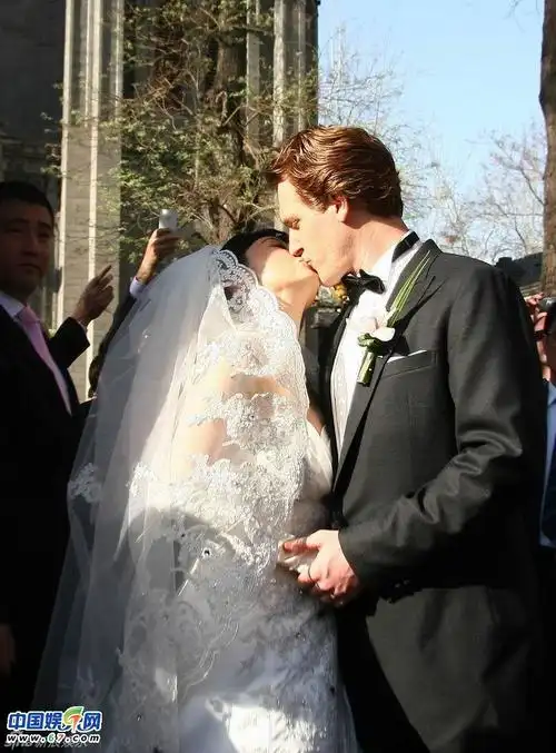 袁莉婚礼现场与老公甜蜜拥吻 晚宴着喜庆旗袍大秀恩爱