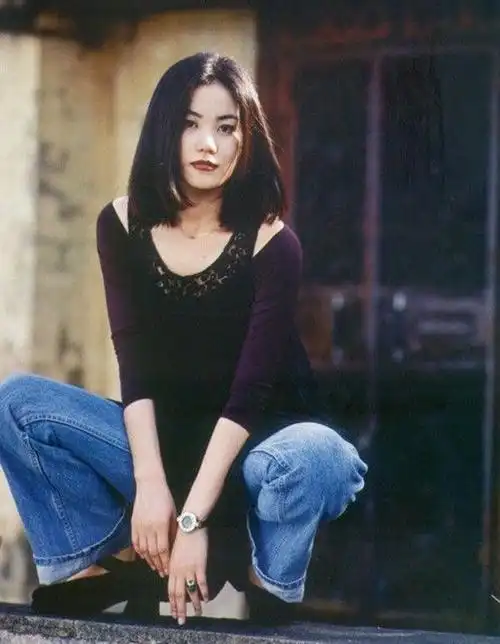 被《国家宝藏》中的王菲美哭!她25年前就超会穿