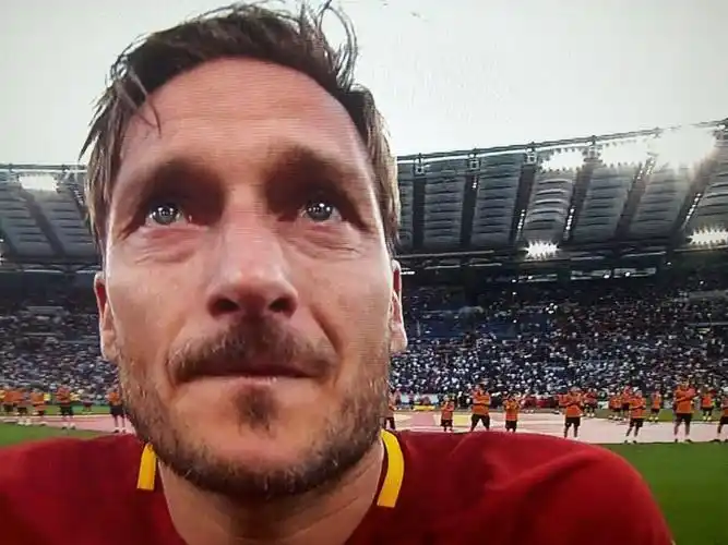 佩罗蒂谈托蒂告别罗马(感人至深!再见狼王,托蒂含泪与罗马道别)