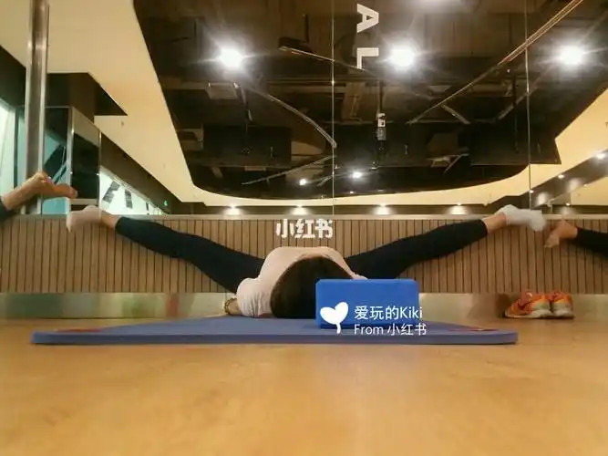 今天瑜伽让贴墙劈横叉,我的老腿啊 ,真的不喜欢,痛死了 老师在那说