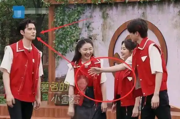 奔跑:蔡徐坤与女嘉宾握手,无视男嘉宾,李晨的救场堪称教科书级_阿云嘎