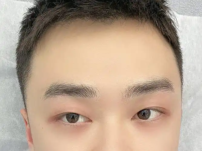 对于没办法画大浓妆的男孩子来说瀑一对好看的眉毛简直是颜值救星! !