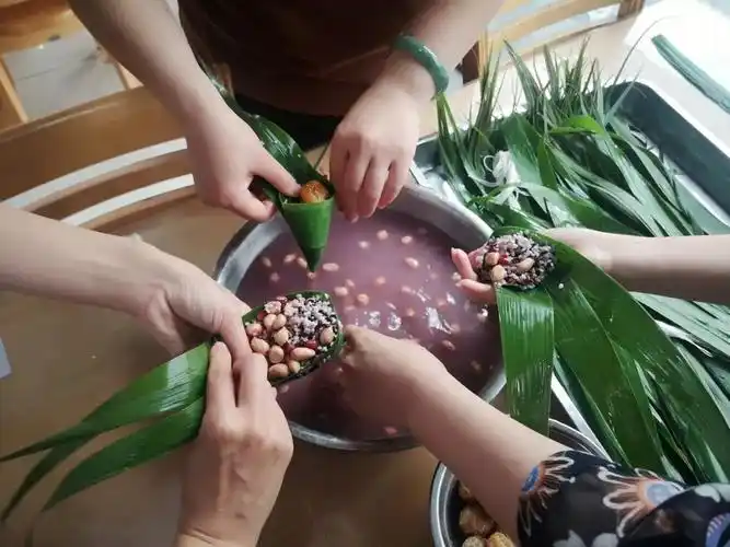 连云港中远海运物流开展端午包粽子比赛