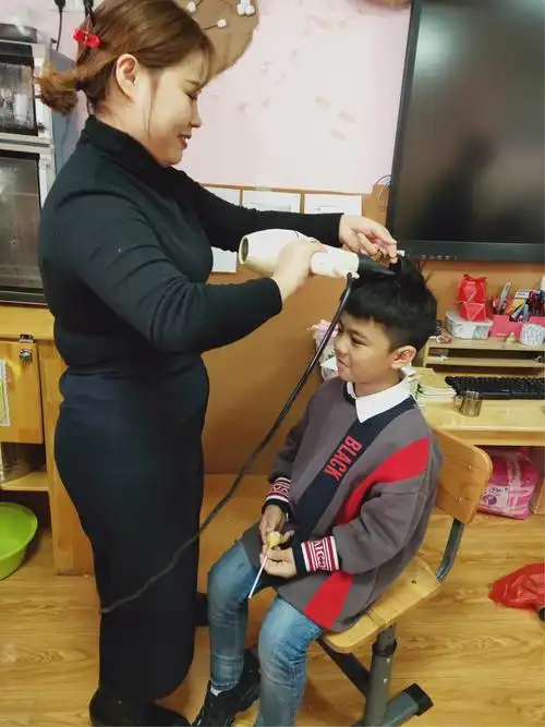 大二班家长助教社会活动——我是小小理发师