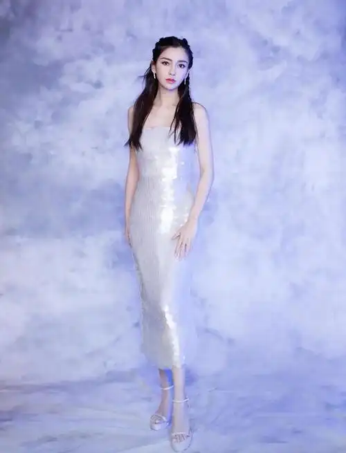 一般人都没她耀眼|抹胸|高跟鞋|吊带裙|礼服裙|亮片裙|杨颖(十六国)