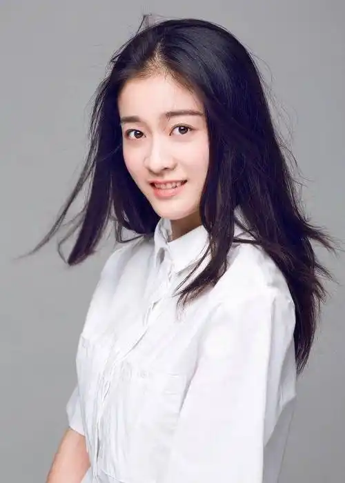 她从6,7岁开始拍戏,如今大二仍然在拍戏,在片场辣条是她的最爱_张雪迎