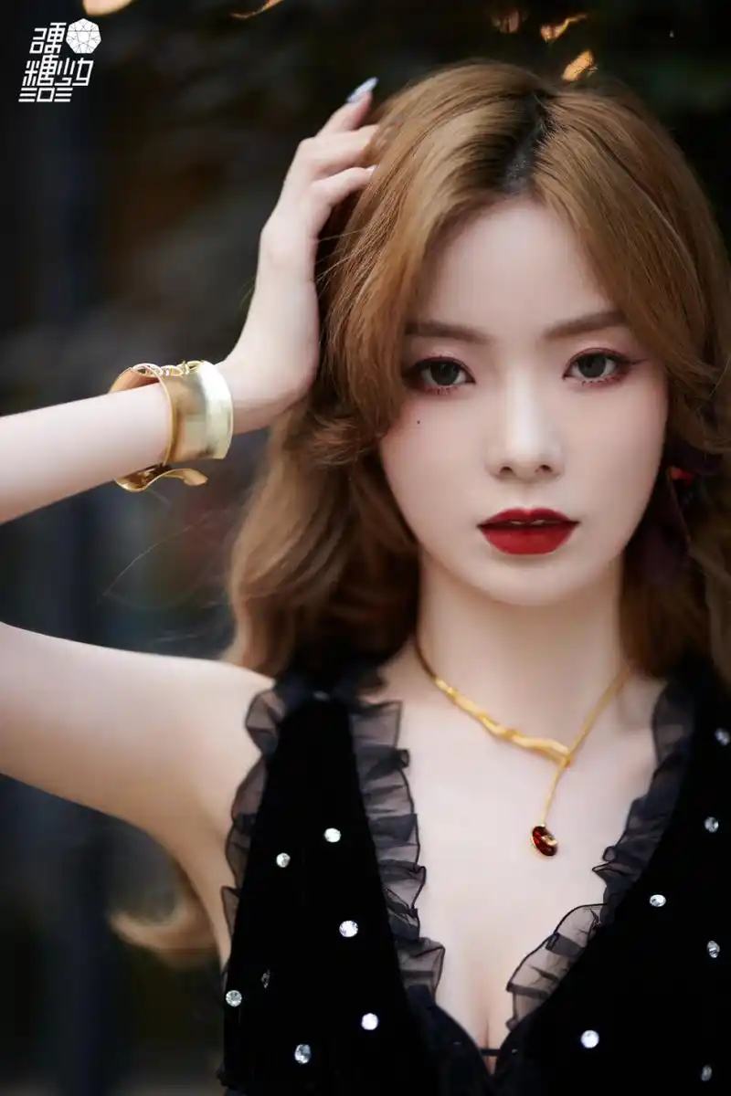 硬糖少女303陈卓璇《爆裂舞台》黑色闪钻连衣裙造型