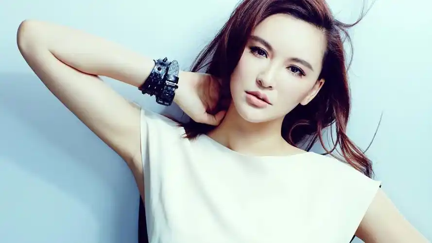 百变女演员莫小棋时尚魅力写真