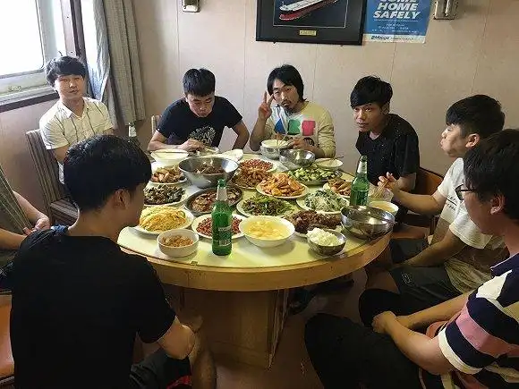卡萨号船员除夕聚餐.受访者供图