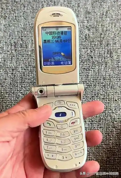 还记得你当年用过的第一台三星翻盖手机是什么样的吗?