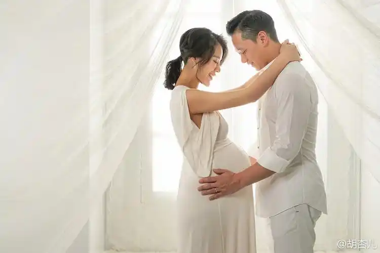 胡杏儿微博晒孕肚照 夫妻二人甜蜜依偎恩爱十足