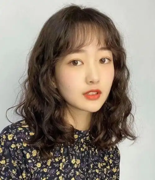 2021羊毛卷短发齐肩,可爱造型就选短发吧