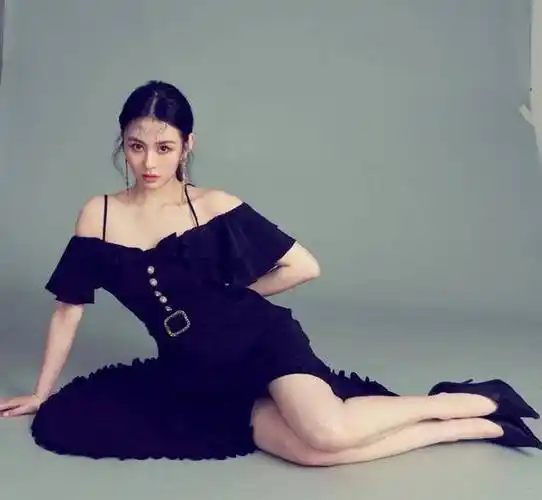 邱淑贞女儿沈月晒性感写真,黑色露肩吊带大秀纤细好身材_设计_气质