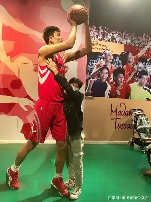 小伙给姚明挠痒痒