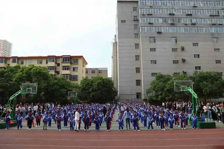 为共产主义事业而奋斗时刻准备着迎泽区朝阳街小学举行新队员入队仪式