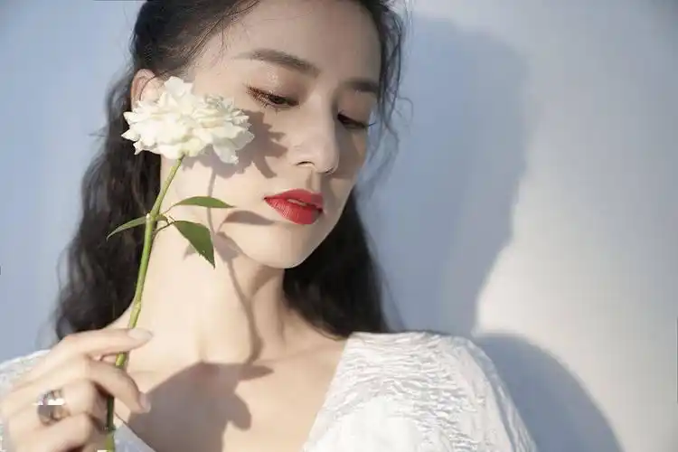 黄圣依侧脸绝美.黄圣依身材曼妙,回首浅笑迷人.