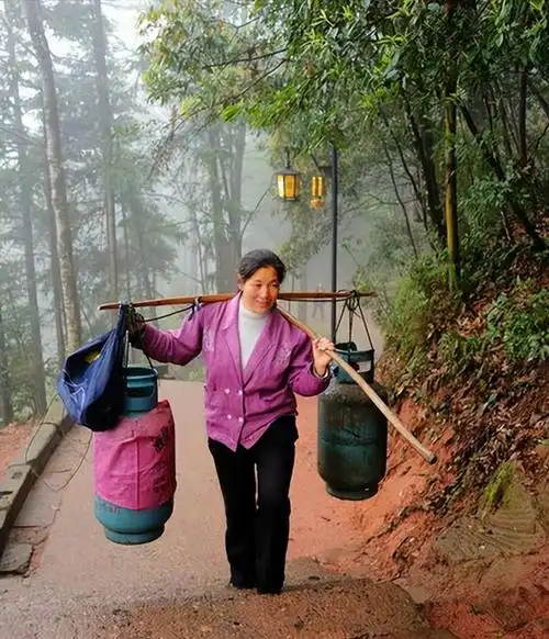 沪剧《挑山女人》讲述的是一位女挑夫的励志故事,她用自己的双肩挑起