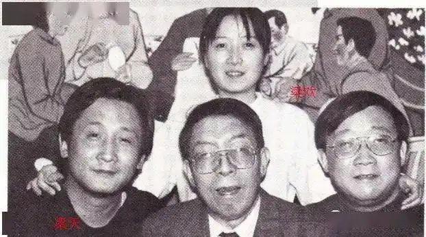 梁左是家里最大的孩子,还有一个弟弟梁天和妹妹梁欢.