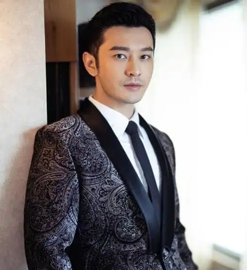 一直大背头的黄晓明突然留了卷毛刘海后颜值嫩回小鲜肉