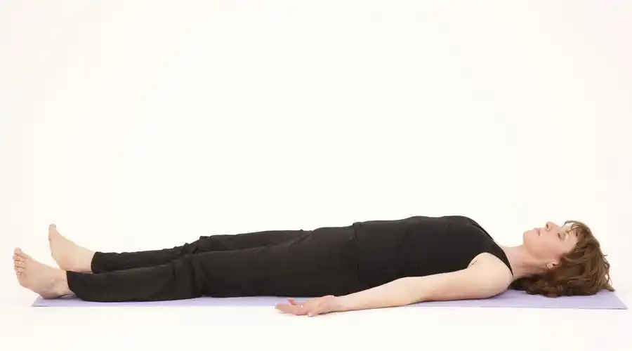 c 呼气,放下手臂,双腿回到瑜伽垫上,躺下放松.