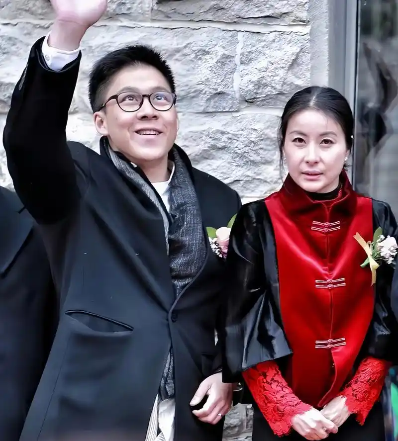 郭晶晶和霍启刚在老家结婚时留下一张合影.