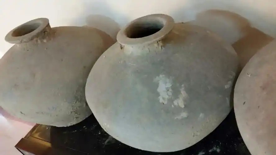 看看这是什么瓦罐,年代是否看得出,做什么用的,值多钱,有没收藏价值.