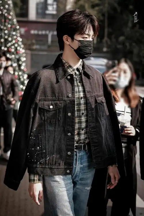 陈立农录制时光音乐会#陈立农录制时光音乐会上班饭拍黑色牛仔外套