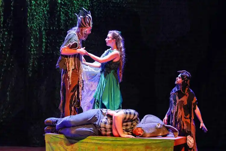 莎士比亚经典英文话剧《仲夏夜之梦》在新万博体育:晨兴音乐厅上演