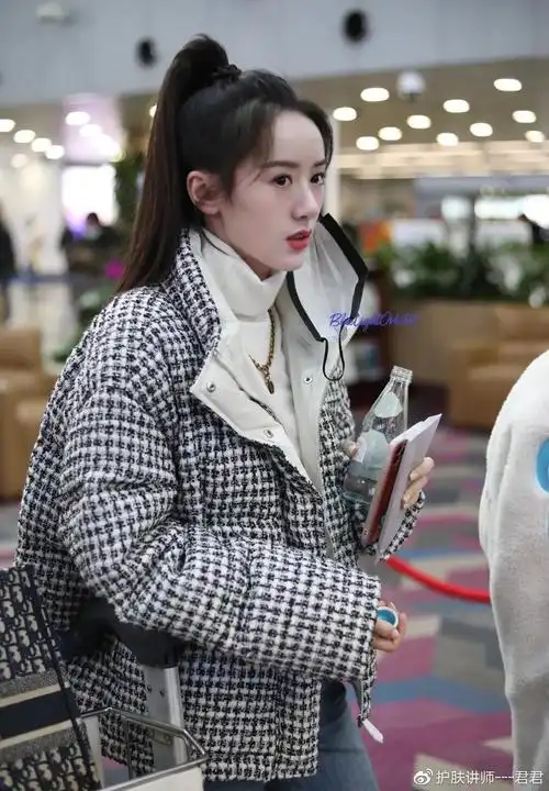 袁冰妍身着羽绒夹克搭配深蓝色牛仔裤现身机场利落大方