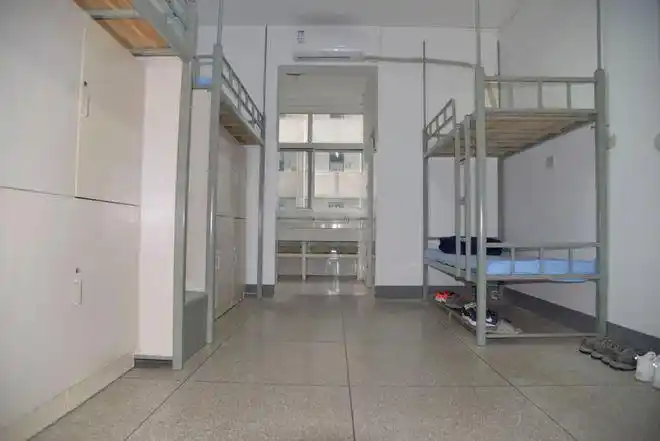 们的生活环境,激发了同学们热爱生活的意识,增进了宿舍成员之间的感情