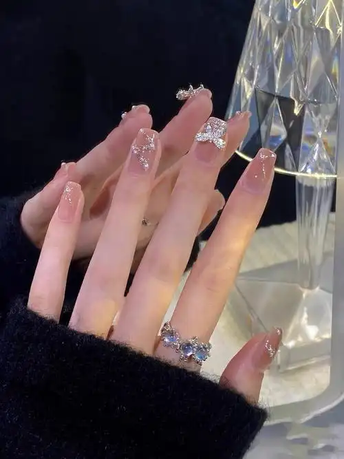 婚礼拍婚纱照美甲新娘婚甲简约气质