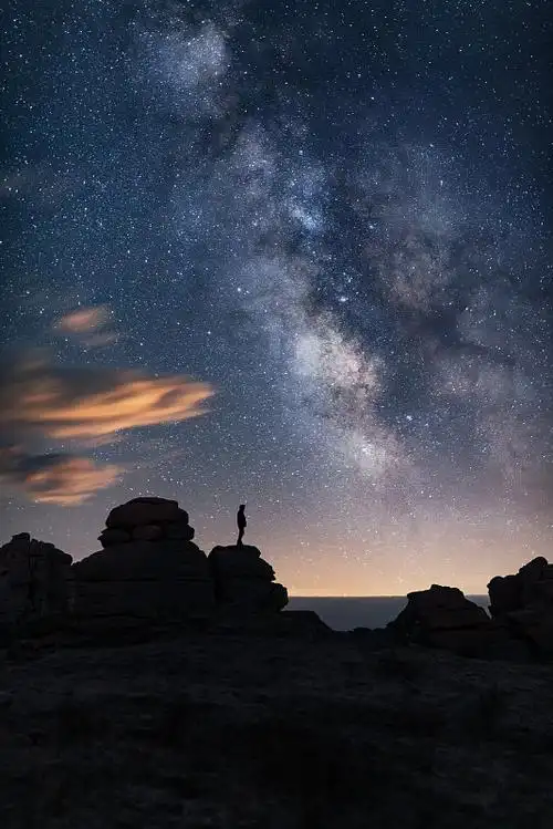 星空下站里的一个人图片