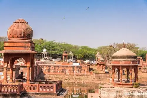 印度的苦行僧,3个人1头牛一座寺庙,清苦到没有游客